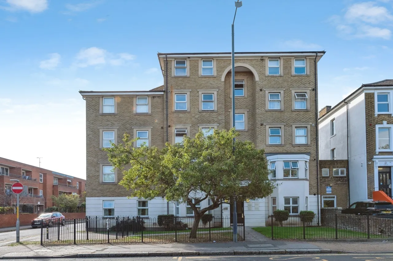 2 bed flat for sale, Overcliffe, Gravesend, DA11