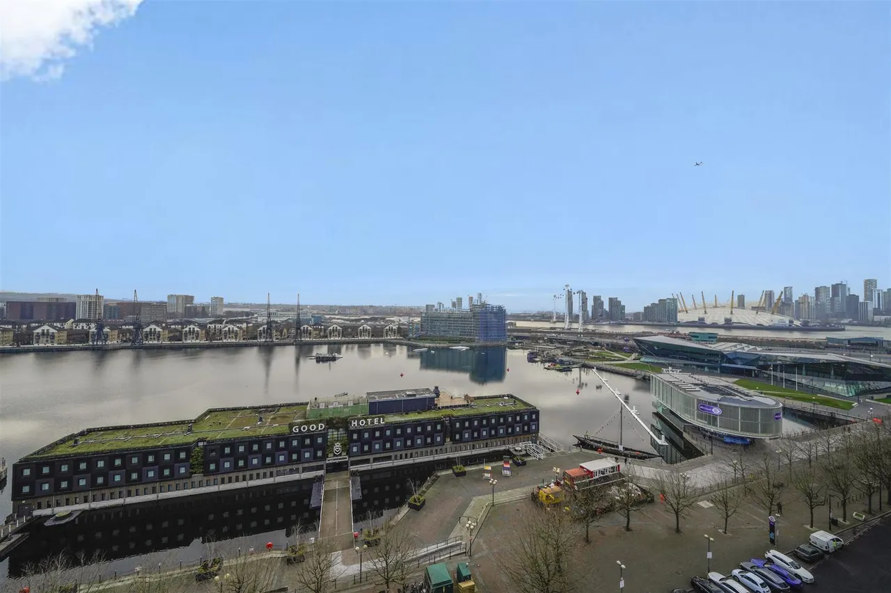 Western Gateway, Royal Victoria Dock, E16, photo 10
