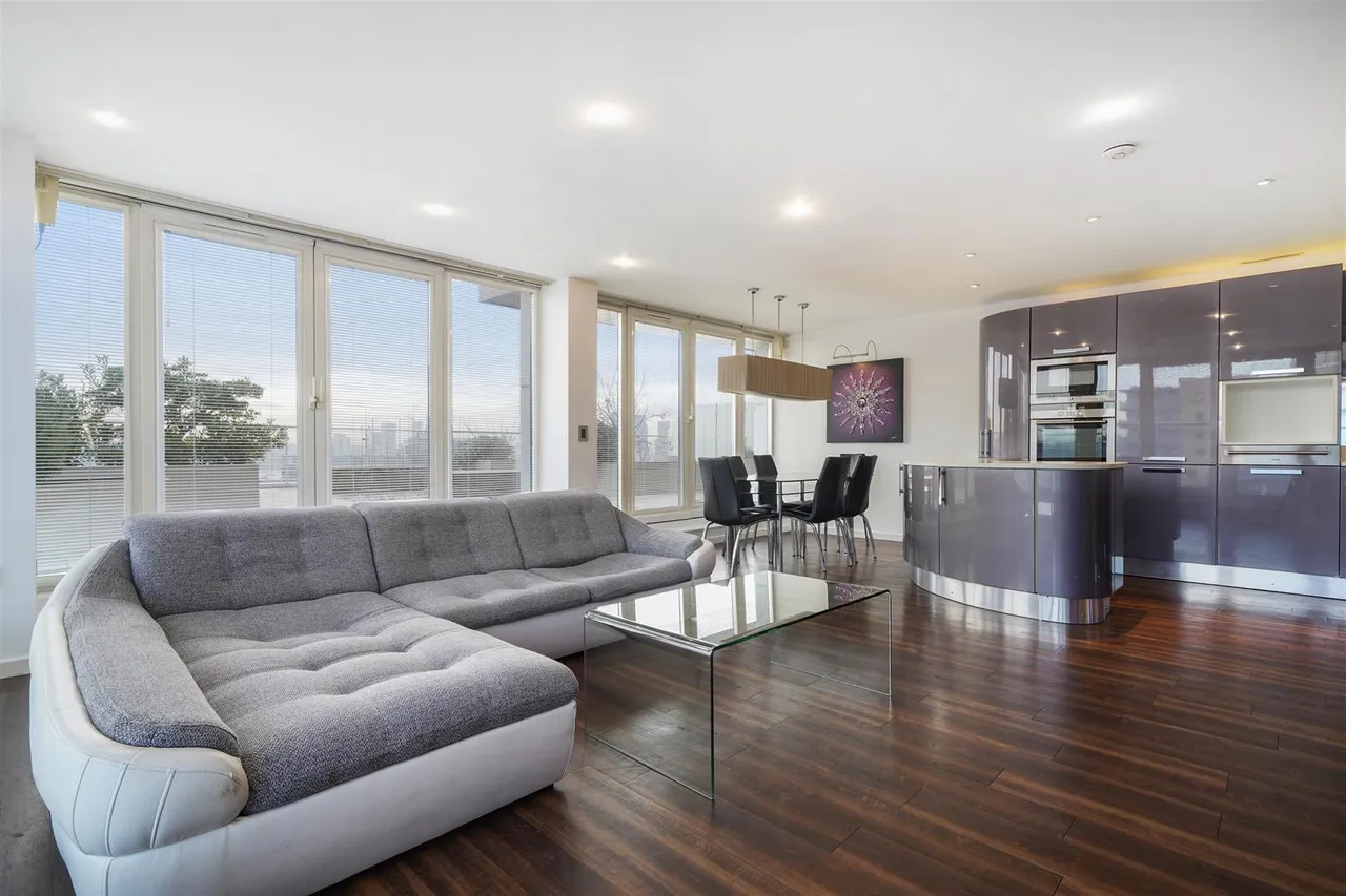 3 bed flat for sale, Western Gateway, Royal Victoria Dock, E16