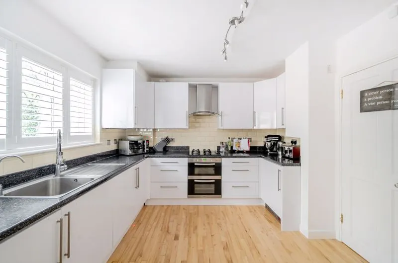 Coulsdon Road, Coulsdon CR5 2LB, photo 6