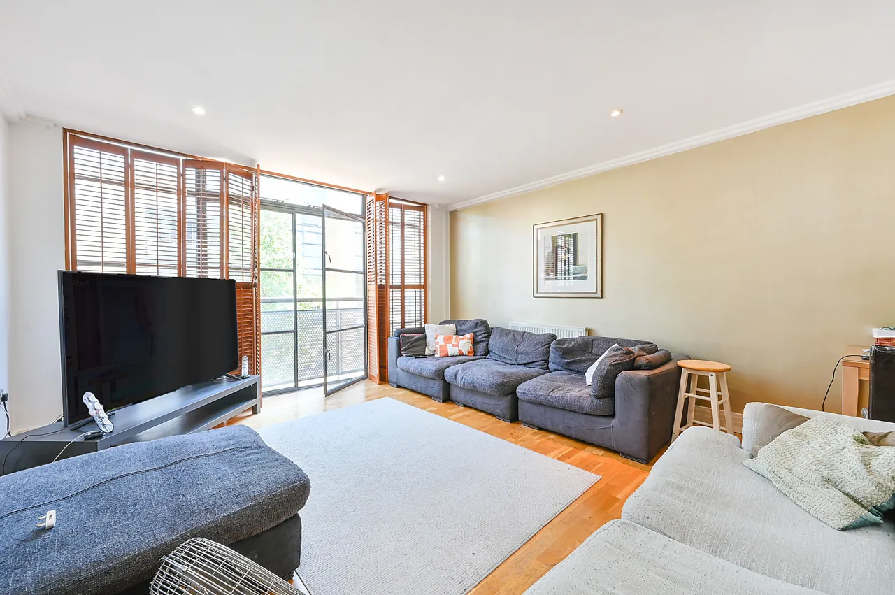 Brentford, TW8, photo 2