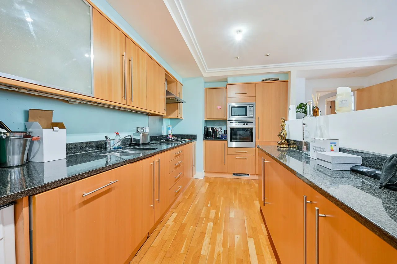 Brentford, TW8, photo 4