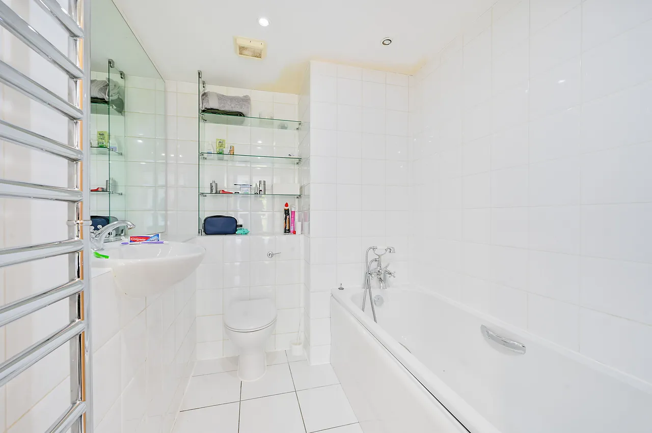 Brentford, TW8, photo 6