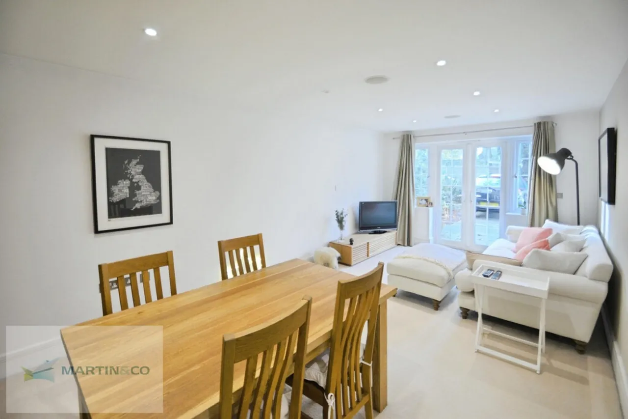 Woodham Place, KT15, photo 2