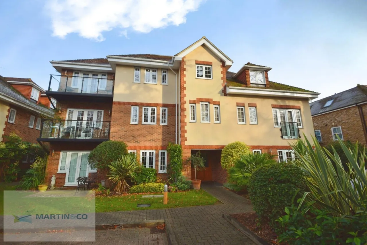 2 bed flat to rent, Woodham Place, KT15