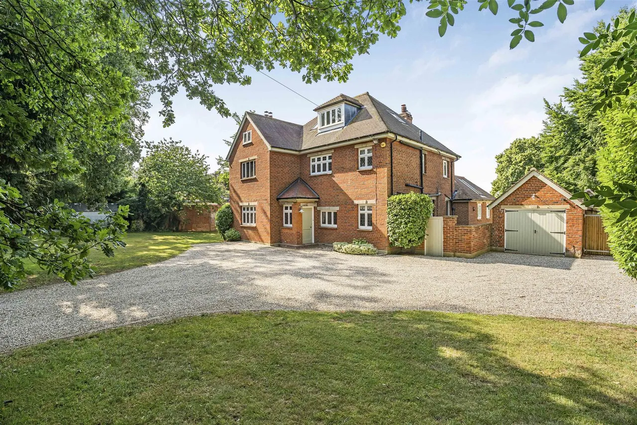 5 bed property for sale, Cambridge Road, Abington, CB21