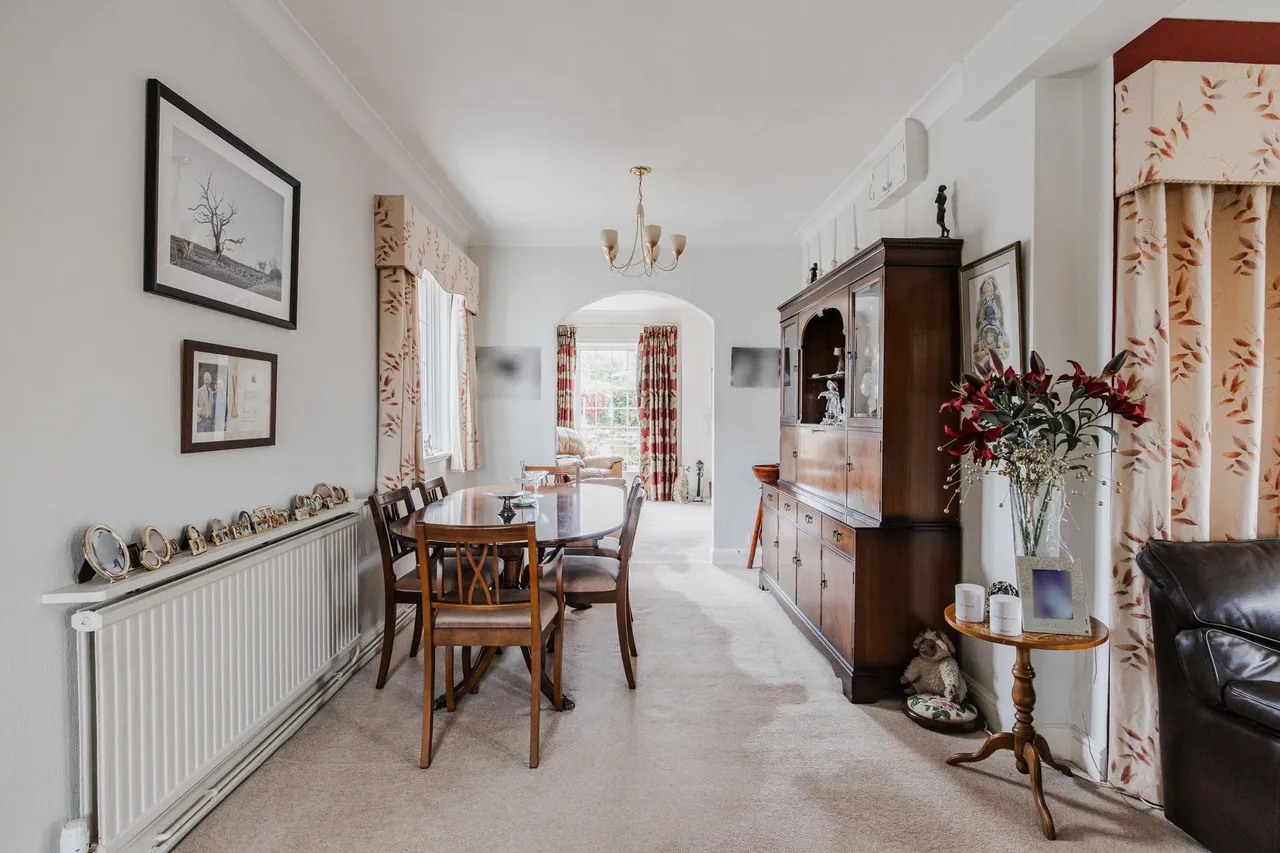 Mature Family Home a Few Minutes' Wal, photo 10
