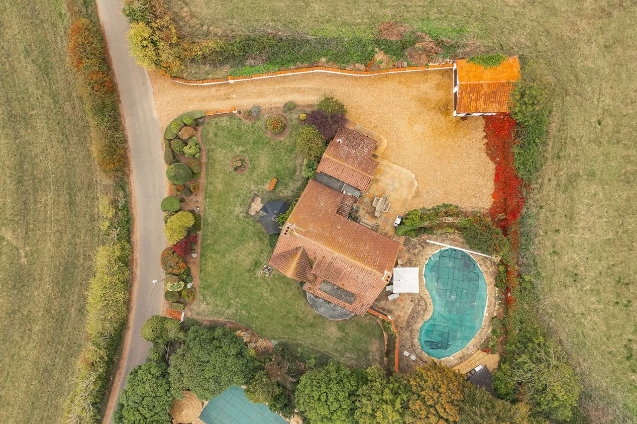 Mature Family Home a Few Minutes' Wal, photo 7