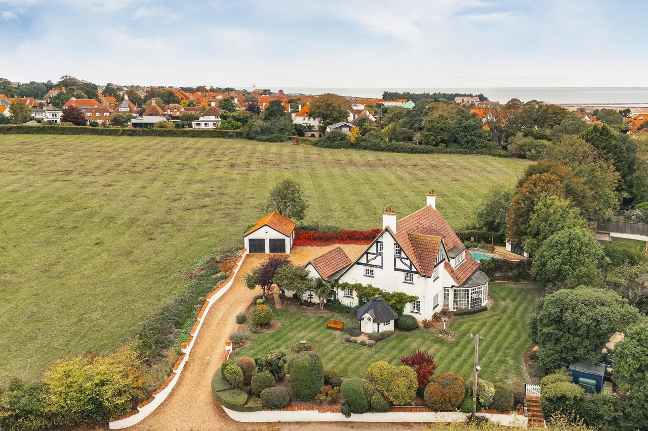 5 bed property for sale, Mature Family Home a Few Minutes' Wal