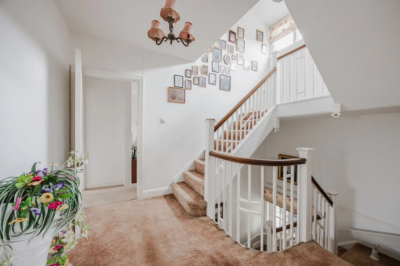 Mature Family Home a Few Minutes' Wal, photo 12