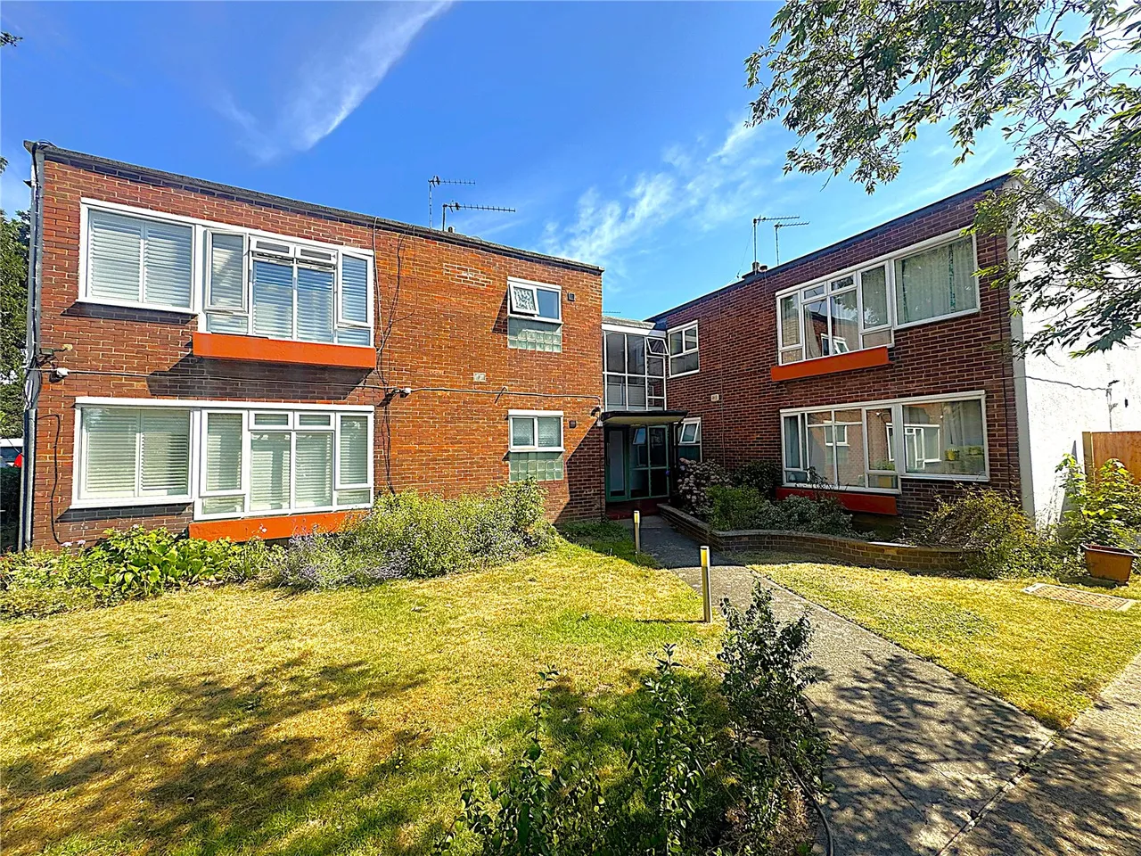 3 bed flat for sale, Constance Road, Twickenham, TW2