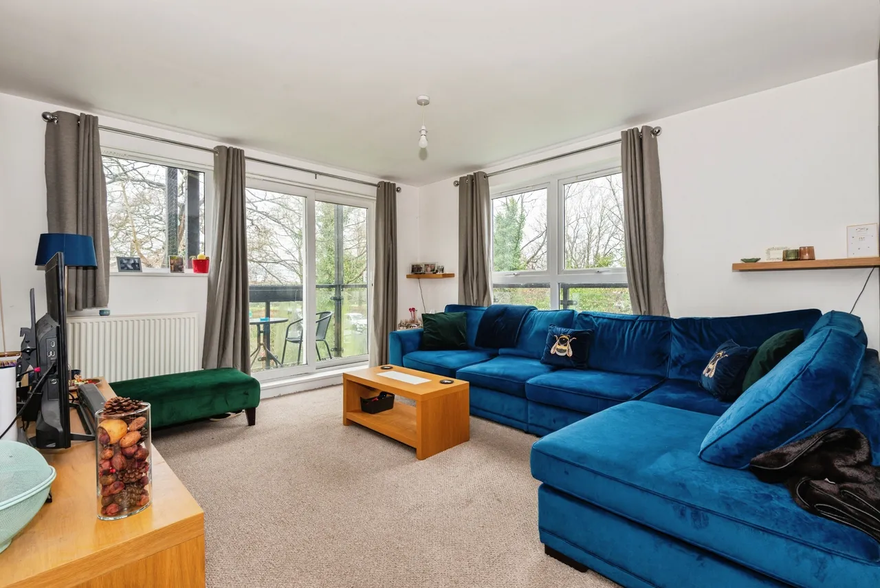 2 bed flat for sale, Park View Road, Leatherhead, KT22