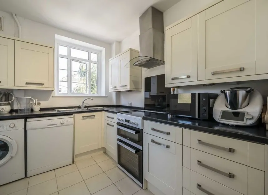 Watchfield Court, Chiswick, W4, photo 3