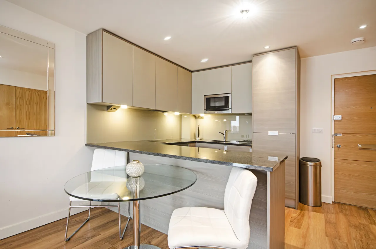 52 Curtiss House, 27 Heritage Avenue, London, photo 3