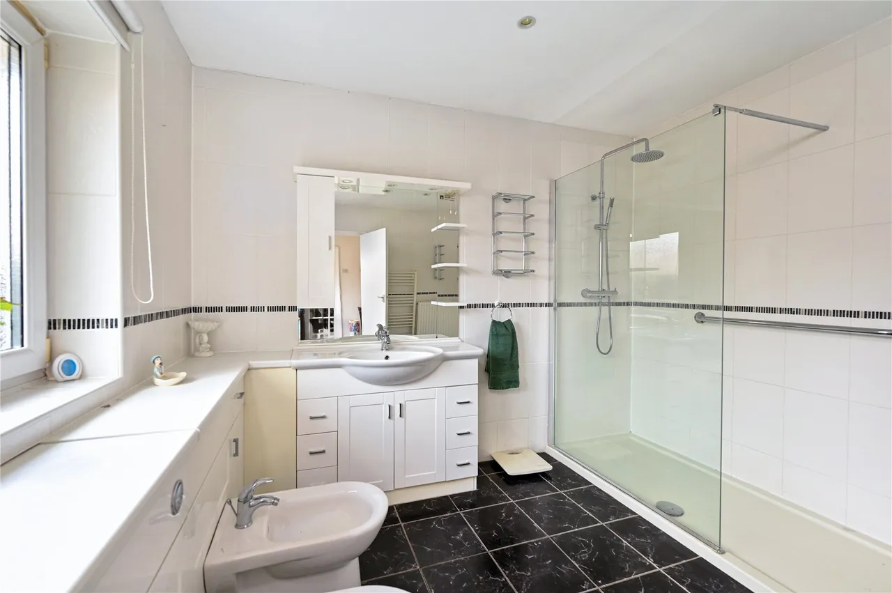 Wheatsheaf Lane, Staines, TW18, photo 8