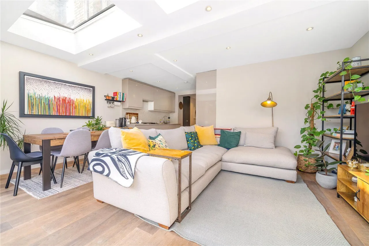 3 bed property for sale, Lordship Lane, London, SE22