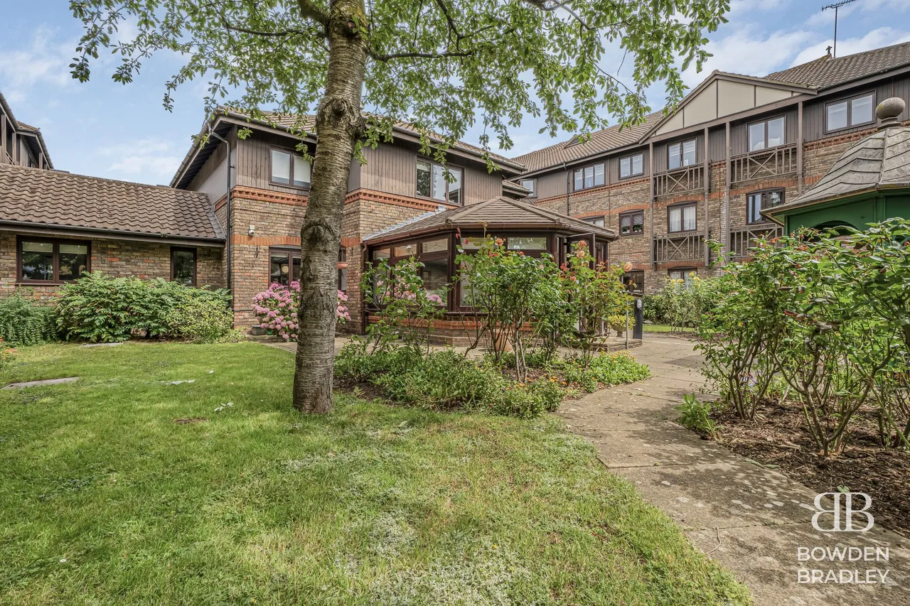 2 bed flat for sale — Vienna Close, Clayhall, IG5