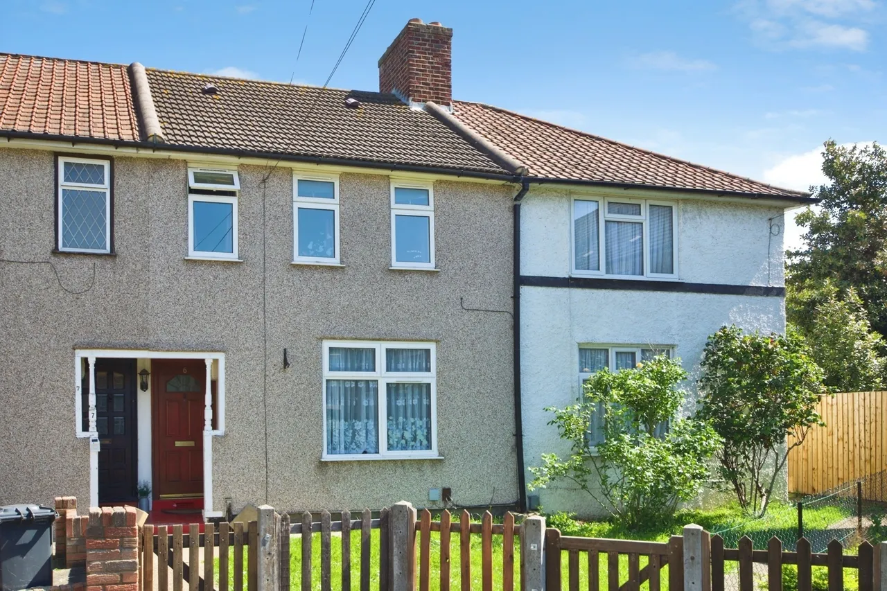 2 bed house for sale — Waters Gardens, Dagenham, RM10