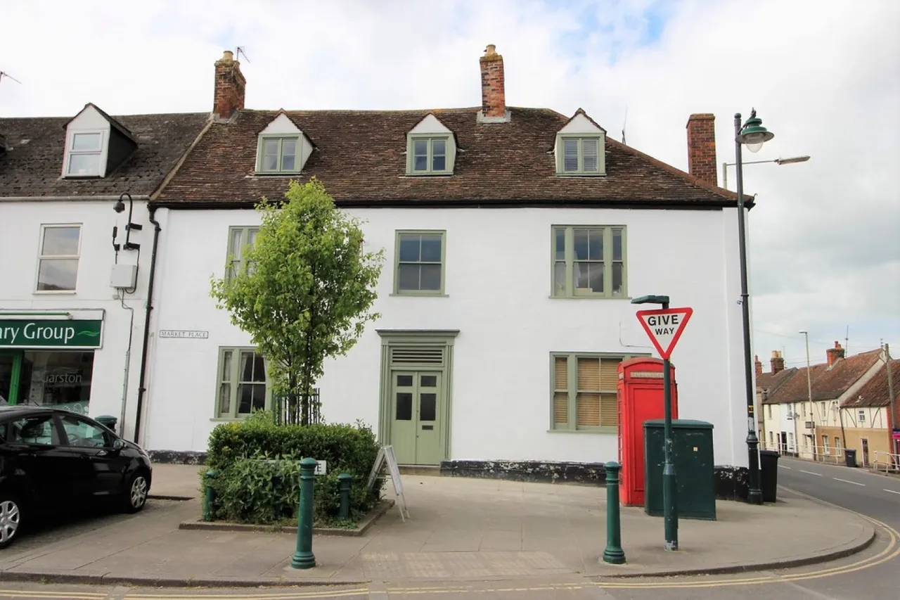 2 bed flat to rent — Market Place, Westbury