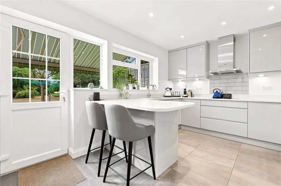 with 4 bedrooms in Stansted, CM24, photo 2