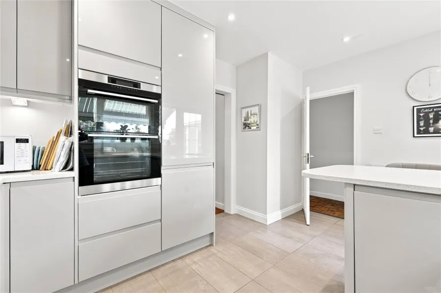 with 4 bedrooms in Stansted, CM24, photo 3