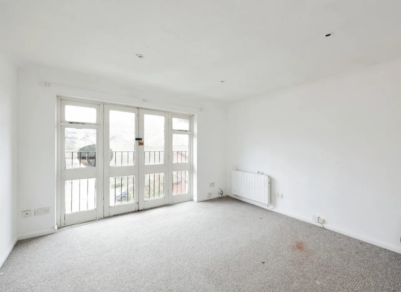 2 bed flat for sale, Chenies Way, Watford, WD18