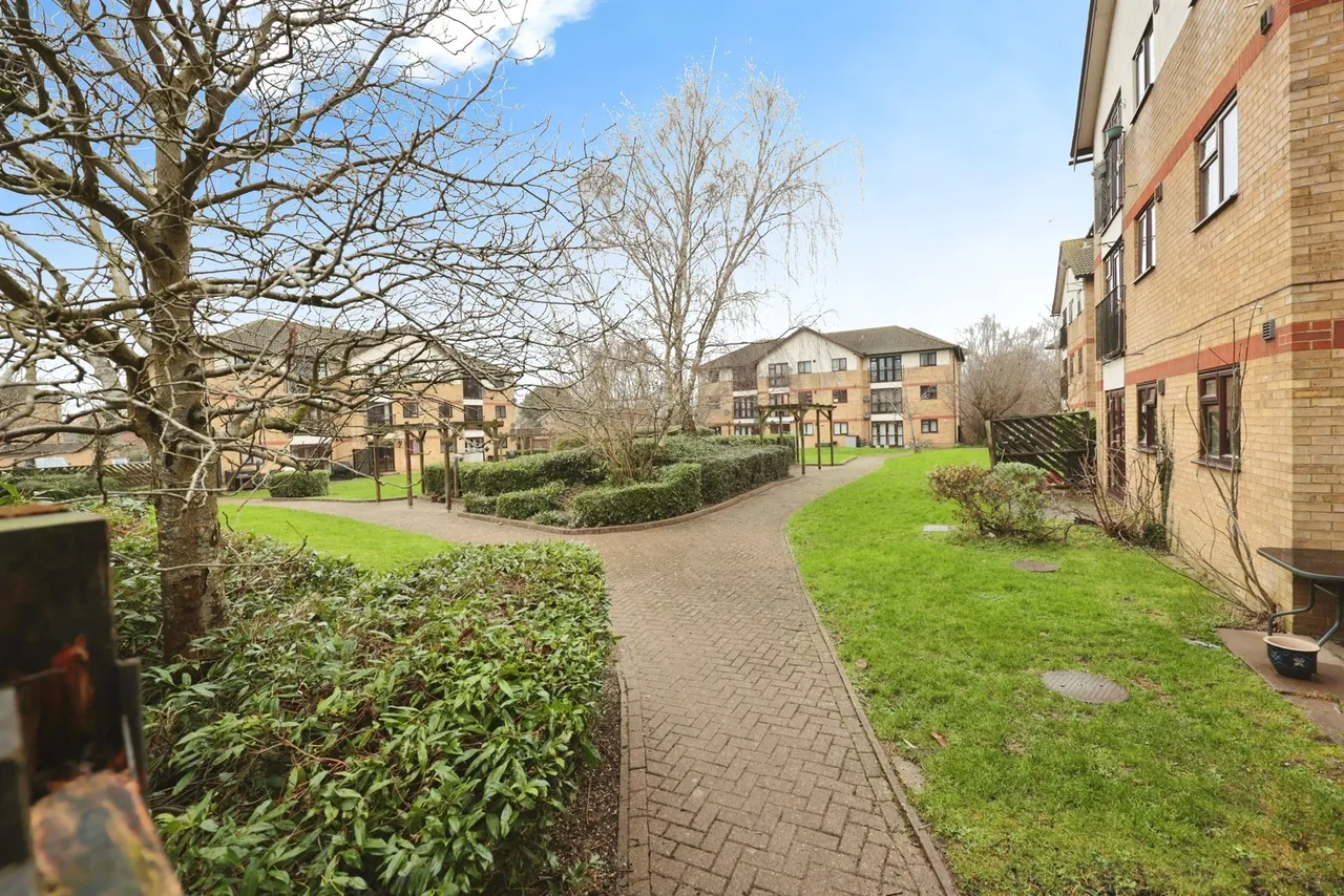 Chenies Way, Watford, WD18, photo 2