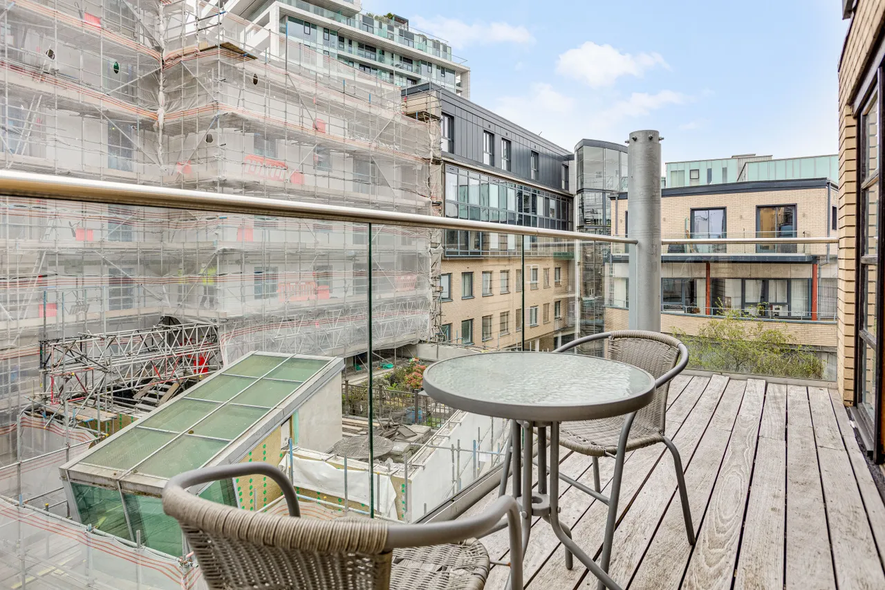 2 bed flat for sale, Wandsworth High Street, London, SW18