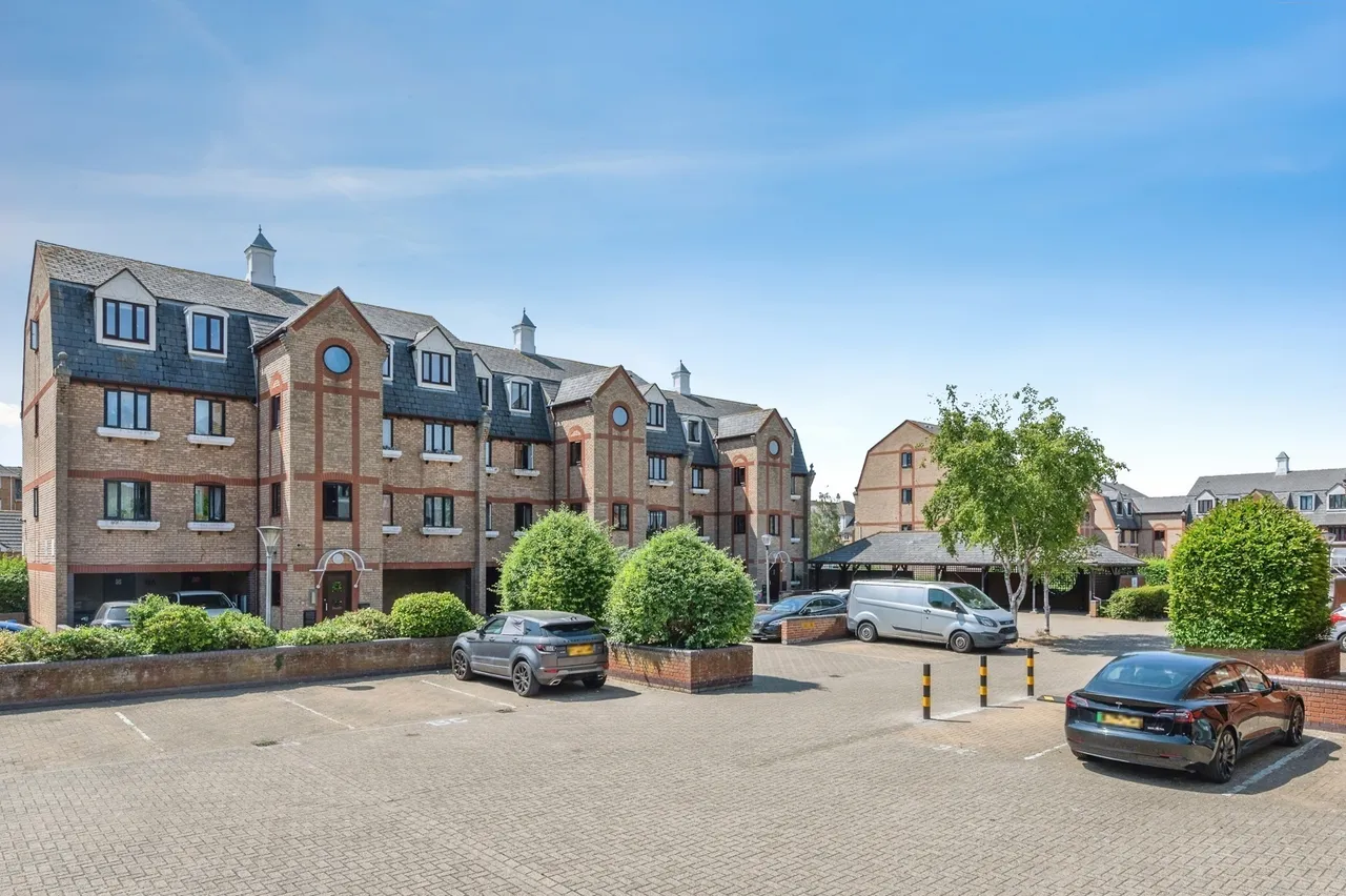2 bed flat for sale — Brick Court, Jetty Walk, Grays, Essex, RM17