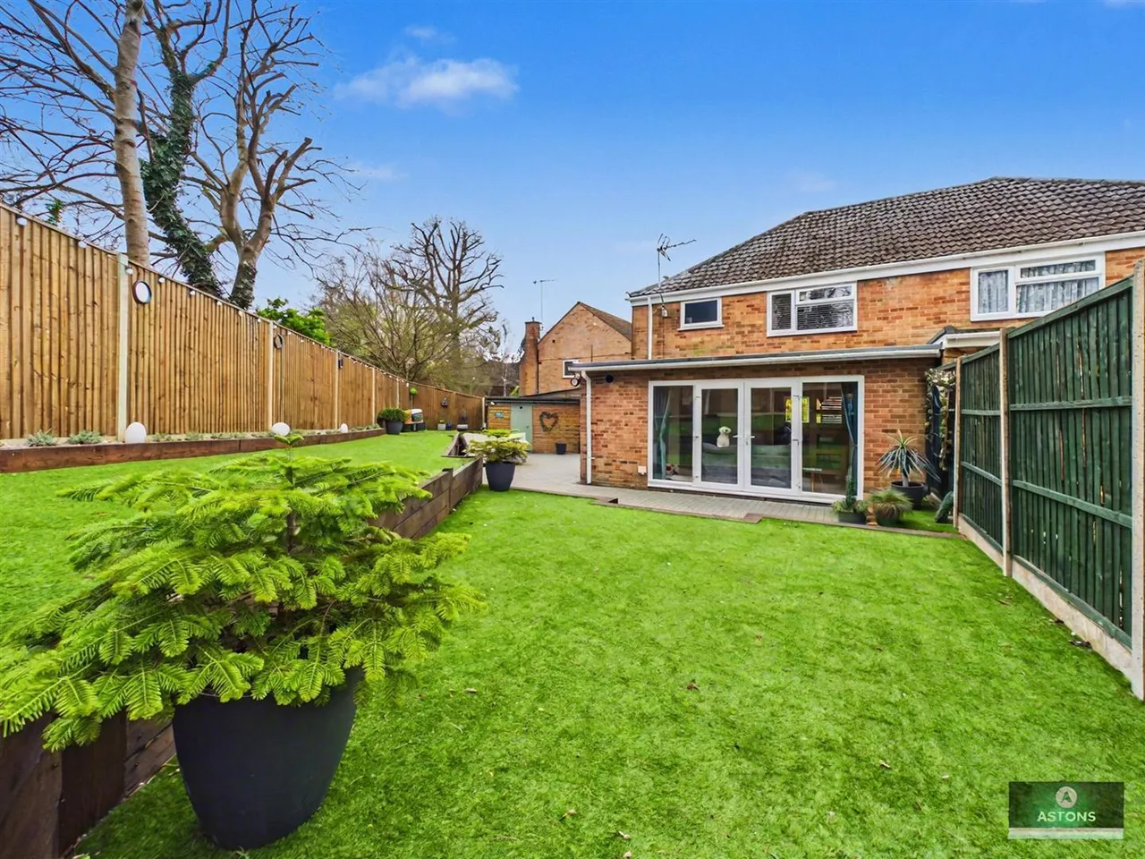 Hardy Close, Pound Hill, photo 4