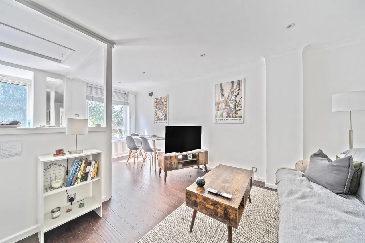15 Clapham Crescent, London, photo 5