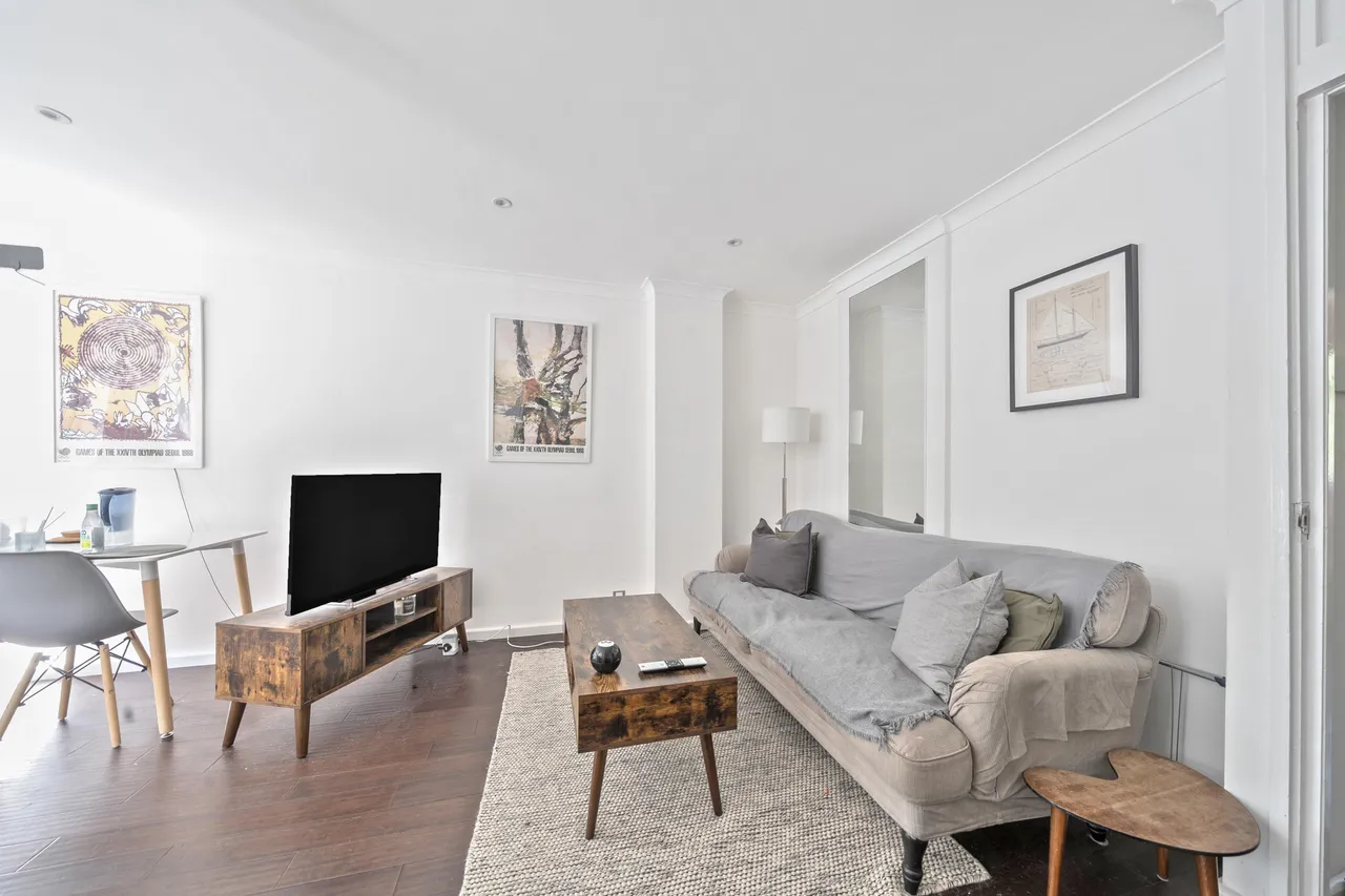 15 Clapham Crescent, London, photo 4