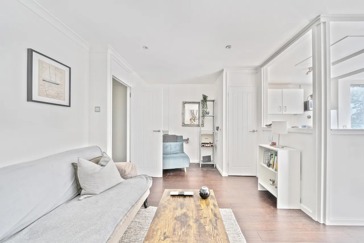 15 Clapham Crescent, London, photo 6