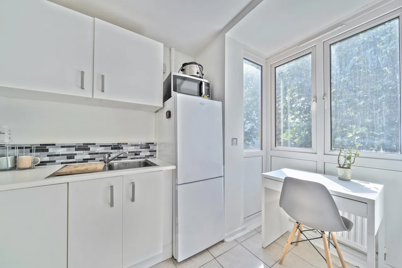 1 bed flat to rent — 15 Clapham Crescent, London