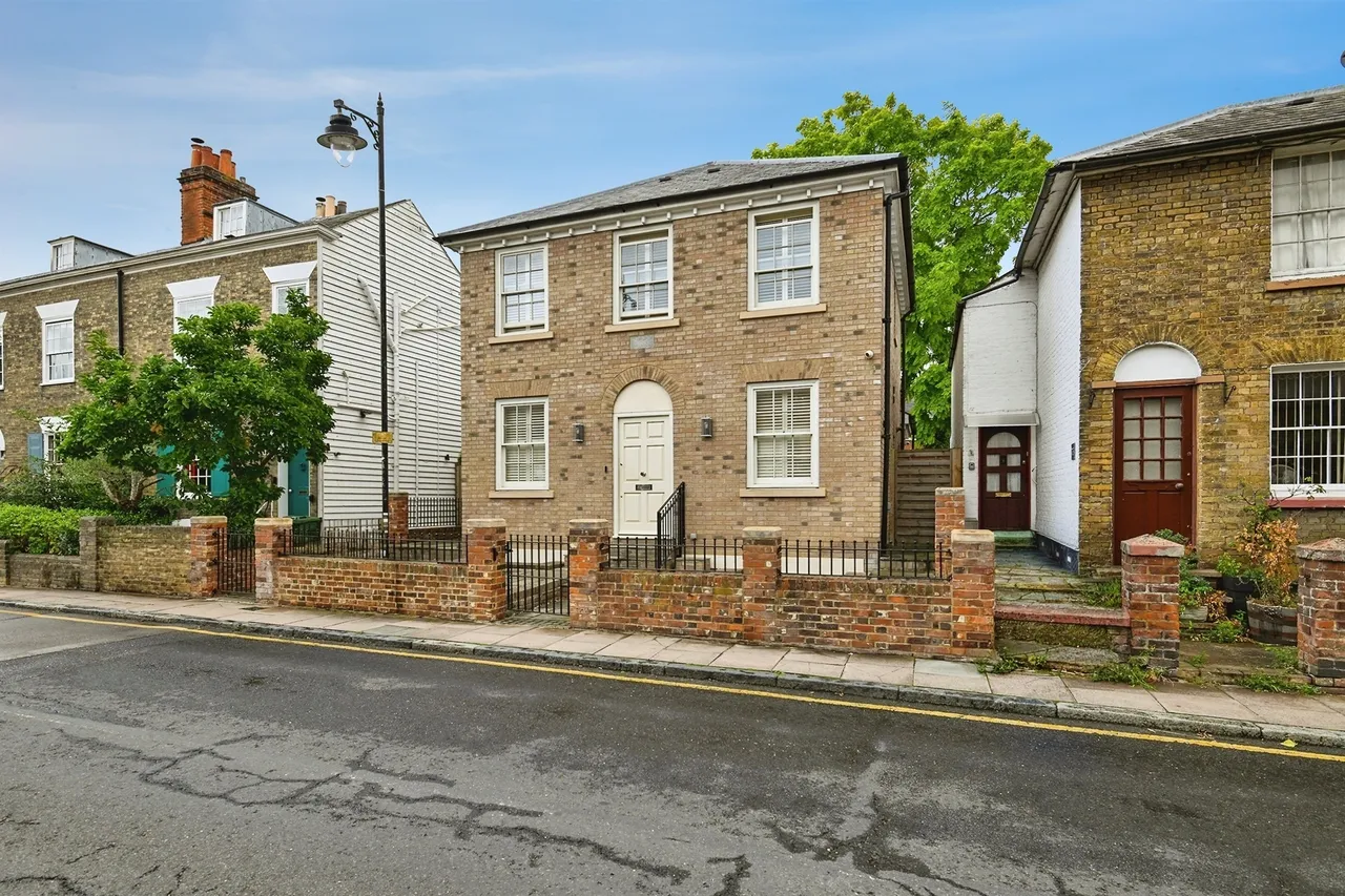 5 bed house for sale — South Road, Faversham