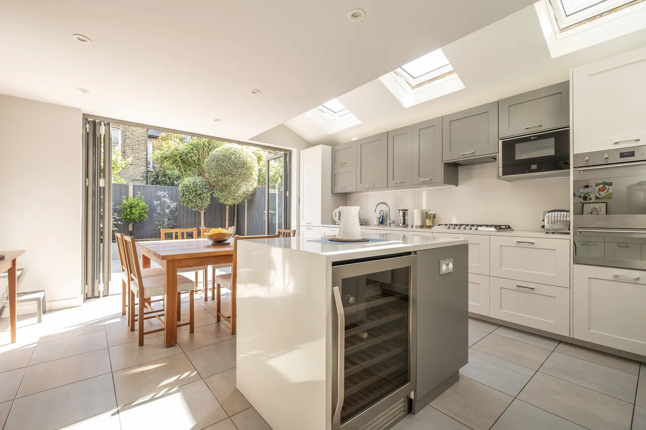 3 bed house for sale — Huntspill Street, London, SW17