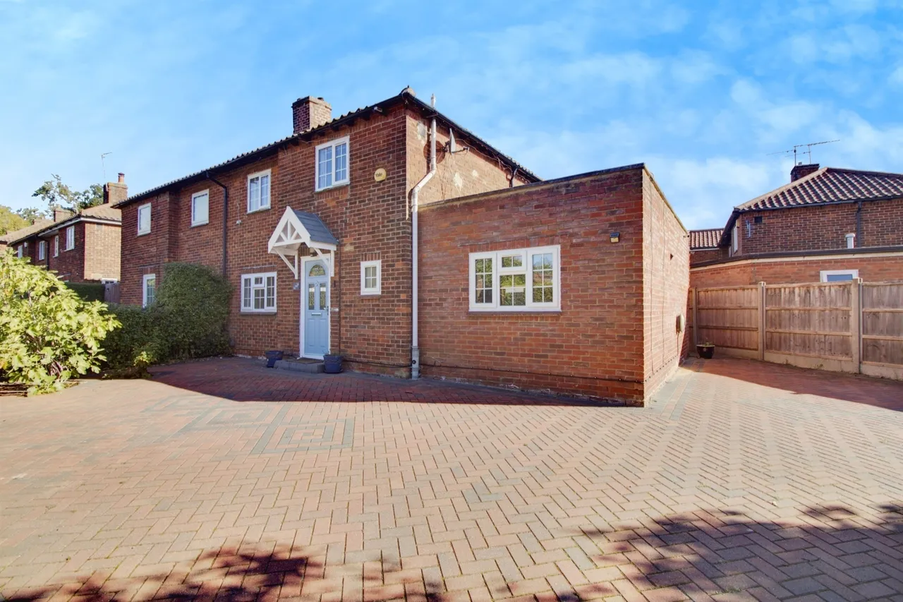 3 bed house for sale — Ludwick Way, Welwyn Garden City
