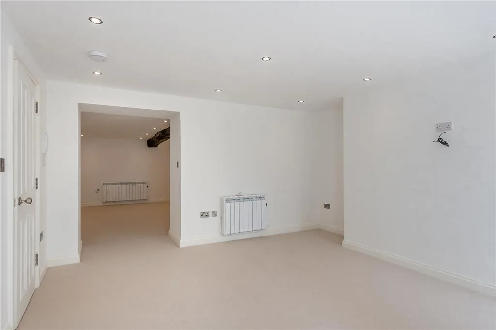 St. Marys Street, Stamford, PE9, photo 9