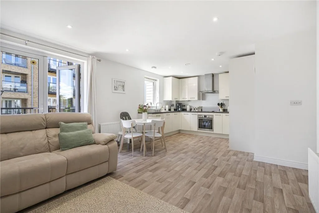 2 bed flat for sale, Hawker Drive, Addlestone, KT15
