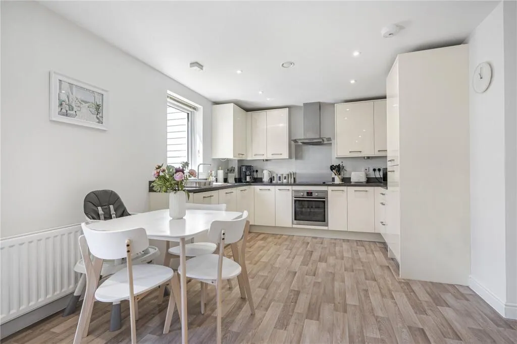 Hawker Drive, Addlestone, KT15, photo 3