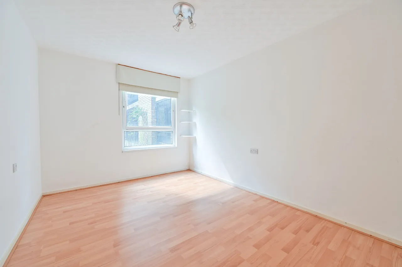 12 Harfield Gardens, Grove Lane, London, photo 4