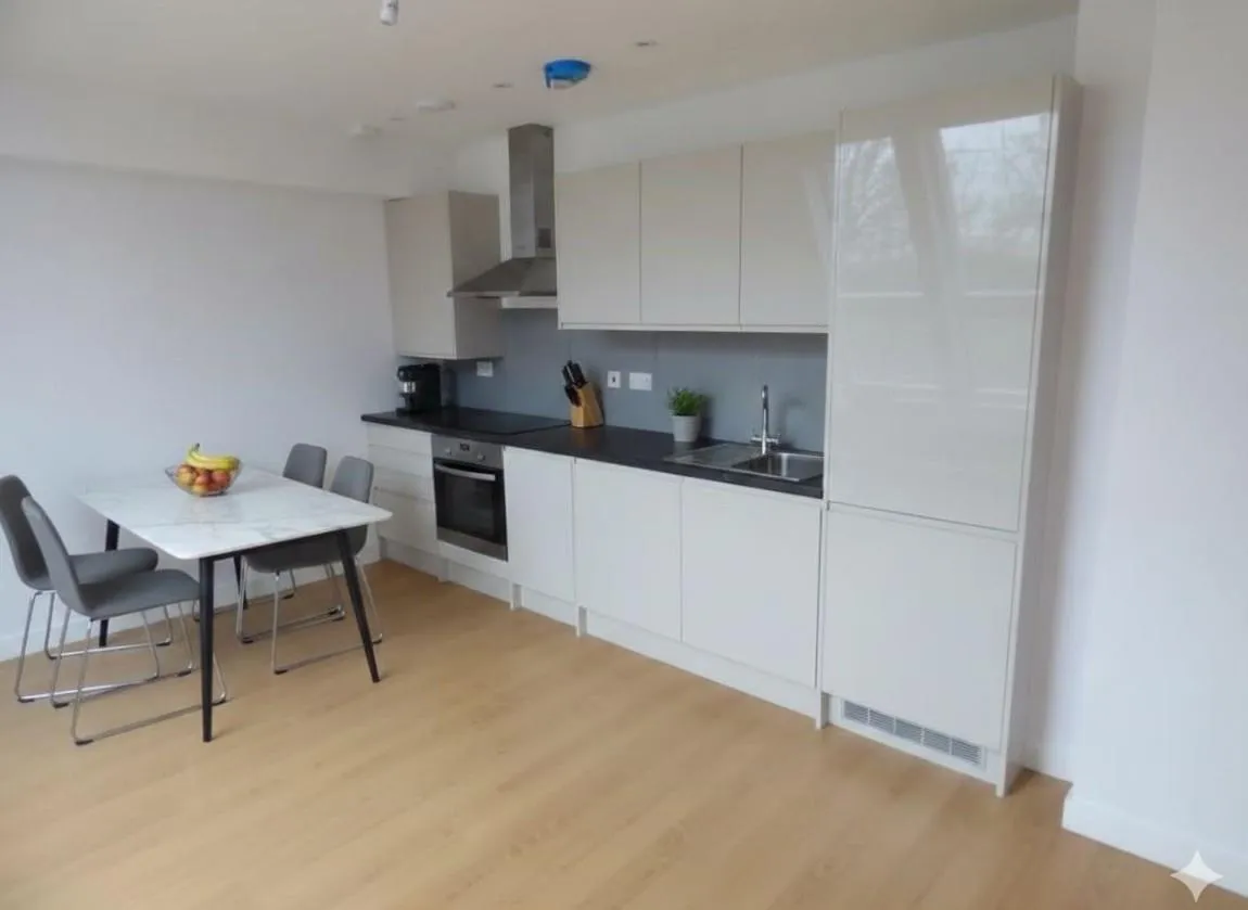 Challenge Court, Leatherhead, KT22, photo 6