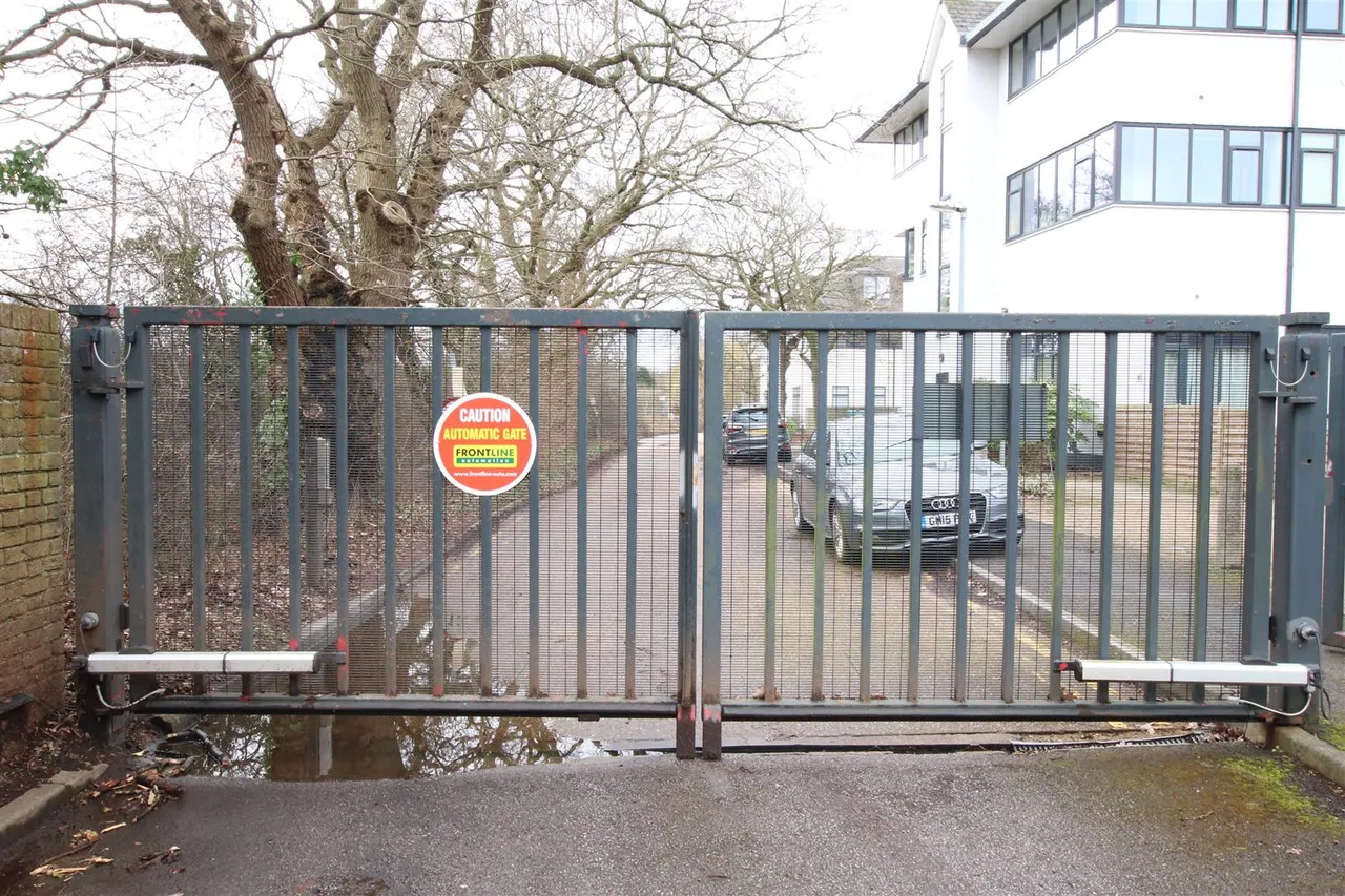 Challenge Court, Leatherhead, KT22, photo 7