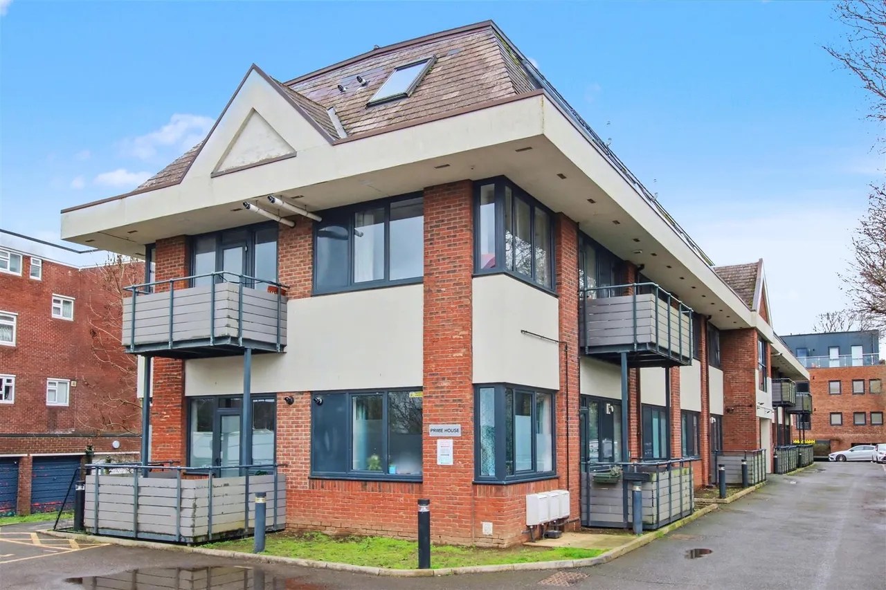 1 bed flat for sale, Challenge Court, Leatherhead, KT22