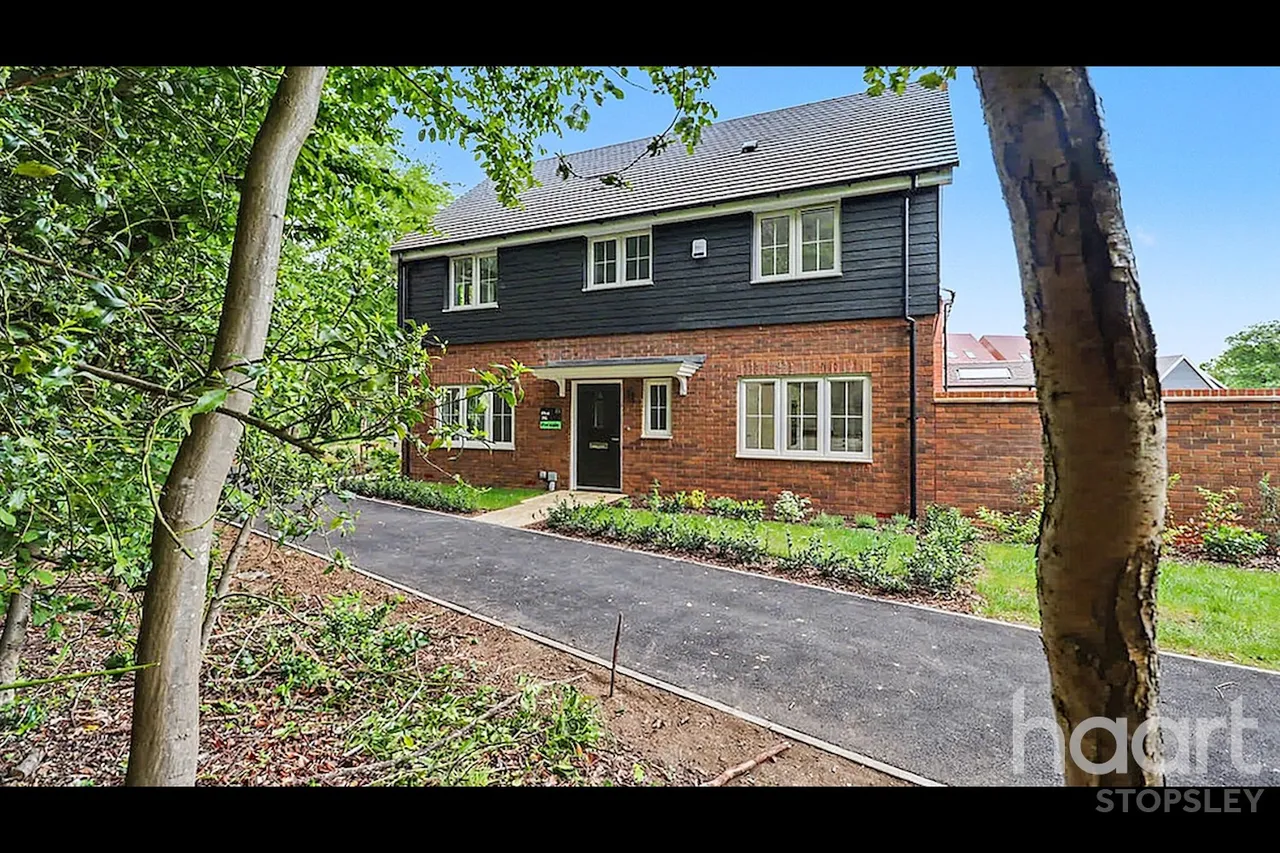 Molyneaux Avenue, Bovingdon Village, HP3, photo 3