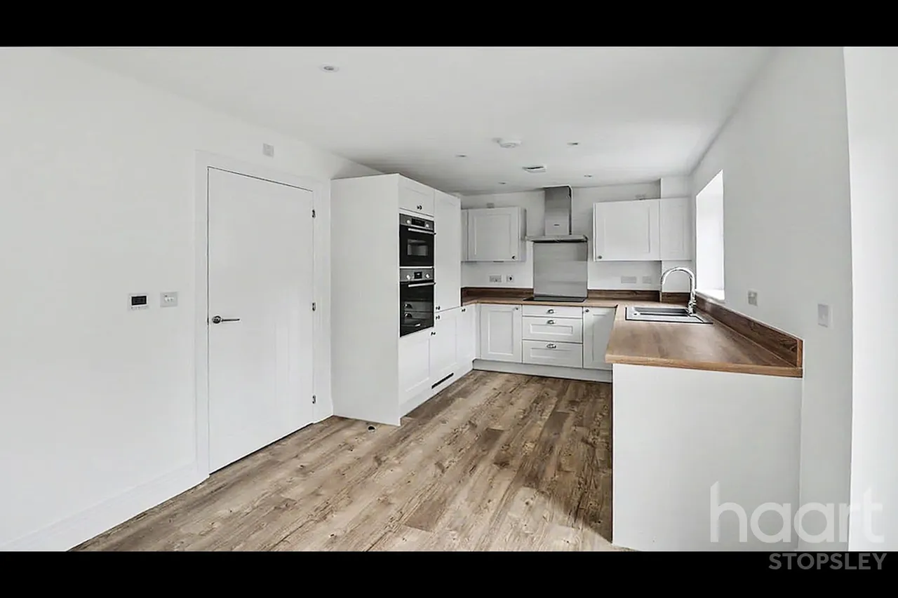 Molyneaux Avenue, Bovingdon Village, HP3, photo 4