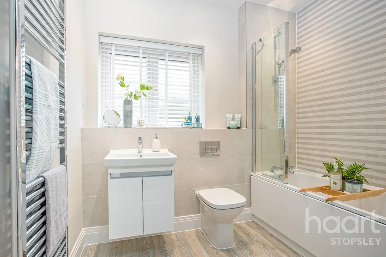 Molyneaux Avenue, Bovingdon Village, HP3, photo 9
