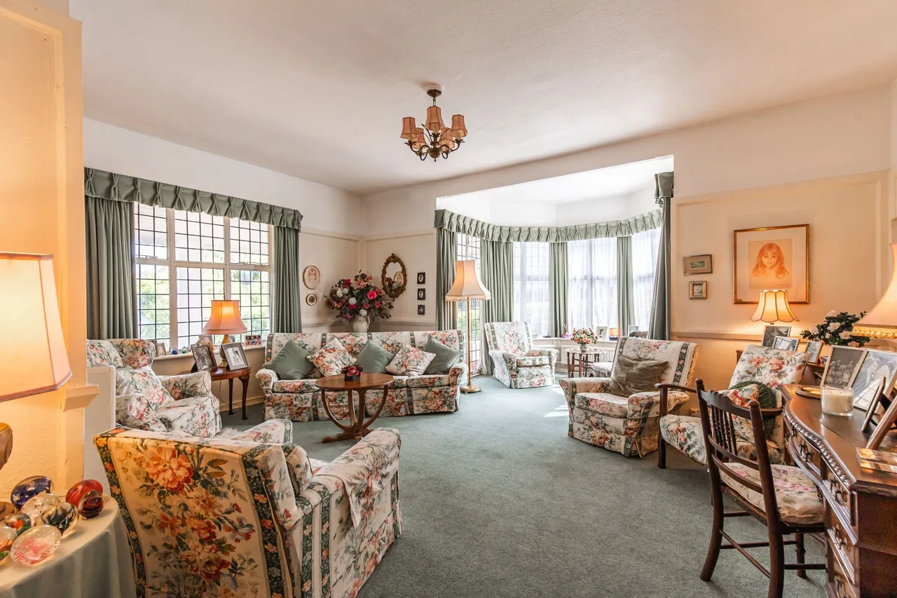 Spacious Six-Bed Home with Sea Views, photo 3
