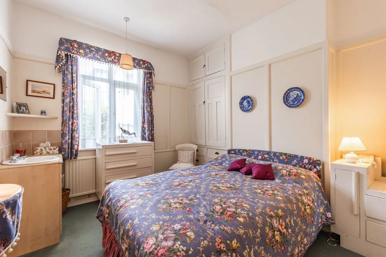 Spacious Six-Bed Home with Sea Views, photo 13