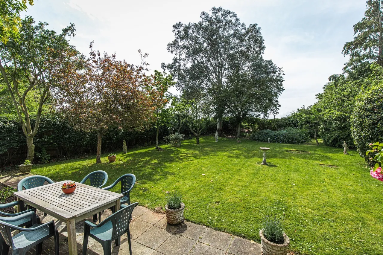 Spacious Six-Bed Home with Sea Views, photo 18